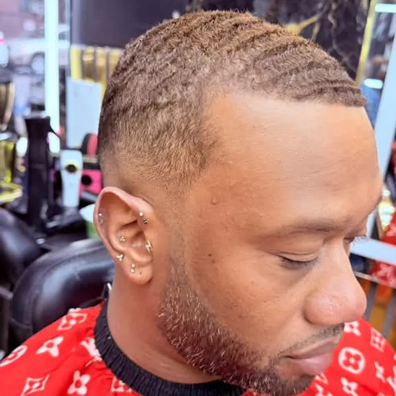 Waves con fade medio y barba perfilada